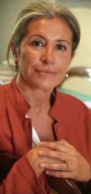 La giornalista Sandra Petrignani e la poetessa siriana Maram Al Masri, due delle ospiti della rassegna che prende il via domani a Villa Scornio (destra)  