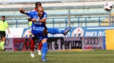 A sinistra una conclusione del bomber Claudio Coralli 