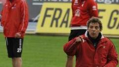 <b>SUL CAMPO</b> Francesco Moriero dà indicazioni ai biancorossi durante la seduta di ieri cui era presente anche il neo ds Imborgia