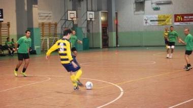 Una fase di gioco del match tra la Nuova edilizia e la Toscosarda trasporti