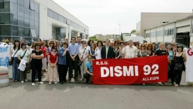 A sinistra un presidio dei lavoratori della Dismi davanti all’azienda e qui sopra Silvia Mozzorecchi della Cgil