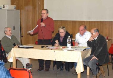 Foto sotto l’Ombrone alla Ferruccia; a lato un momento dell’assemblea di martedi Da sinistra Bargellini, Mari (in piedi), Gori, Dalì e Fontana