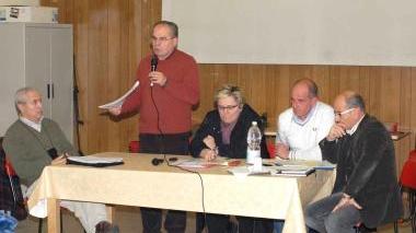 Foto sotto l’Ombrone alla Ferruccia; a lato un momento dell’assemblea di martedi Da sinistra Bargellini, Mari (in piedi), Gori, Dalì e Fontana