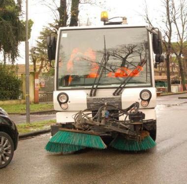 Macchine utilizzate per la pulizia delle strade del centro cittadino