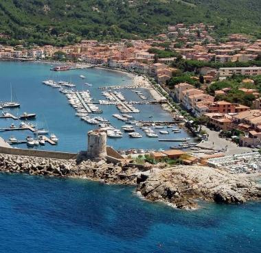 Il porto di Marciana Marina per la cui gestione il Comune ha pubblicato un nuovo bando   