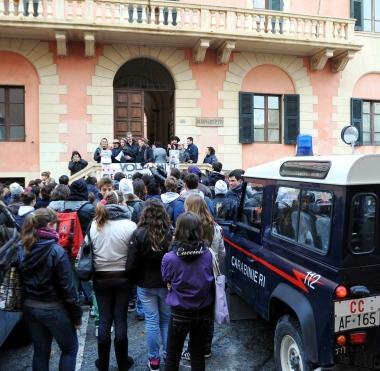 Il corteo degli alunni delle scuole superiori nel piazzale dell’Atl e di fronte al municipio