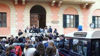 Il corteo degli alunni delle scuole superiori nel piazzale dell’Atl e di fronte al municipio
