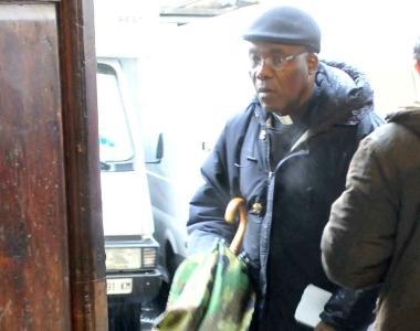 A sinistra don Sebastiano al suo ingresso in tribunale sopra Gigliola Giorgini mentre sale sul cellulare che la riporterà al cercere di Sollicciano. A destra Gabriele Casotto scortato dalla polizia penitenziaria