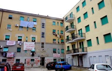 <strong>Via Bruno</strong> Il nuovo stabile e quello in pieno degrado con gli striscioni di protesta