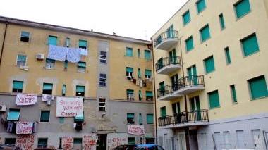 <strong>Via Bruno</strong> Il nuovo stabile e quello in pieno degrado con gli striscioni di protesta