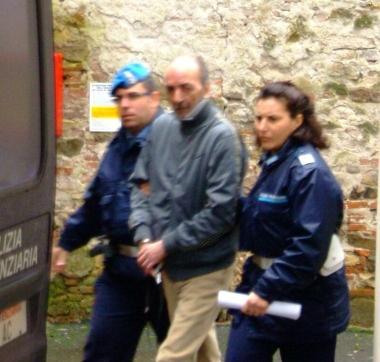 <strong>L’ASSASSINO. </strong> Francesco Sabbatino viene caricato sul cellulare che lo riporta nel carcere di Pisa (vip)