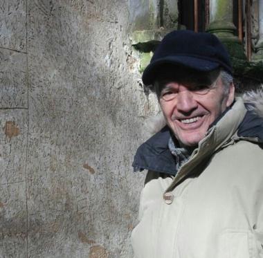 In alto Aldo Trafeli accanto ad uno dei graffiti; subito sopra in compagnia di Simone Cristicchi