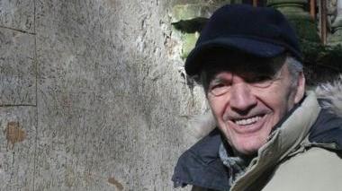 In alto Aldo Trafeli accanto ad uno dei graffiti; subito sopra in compagnia di Simone Cristicchi