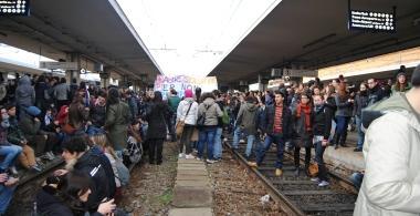 I binari occupati e sotto il corteo in centro