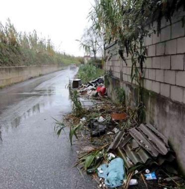 La discarica lungo via Argine Destro ad Avenza