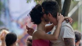 Sesso e contraccettivi, più ferrate le donne