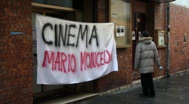 <strong>L’IDEA SU UNO STRISCIONE.</strong> L’ingresso del cinema Centrale ormai chiuso con lo striscione che esprime il pensiero di molti cinefili viareggini A destra: l’addio a Monicelli alla Casa del Cinema di Roma