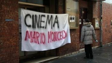 <strong>L’IDEA SU UNO STRISCIONE.</strong> L’ingresso del cinema Centrale ormai chiuso con lo striscione che esprime il pensiero di molti cinefili viareggini A destra: l’addio a Monicelli alla Casa del Cinema di Roma
