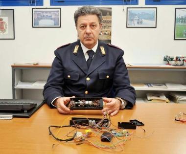 Il comandante della stradale Cesarano mostra lo strumento digitale “taroccato”