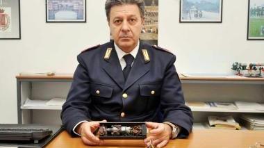 Il comandante della stradale Cesarano mostra lo strumento digitale “taroccato”