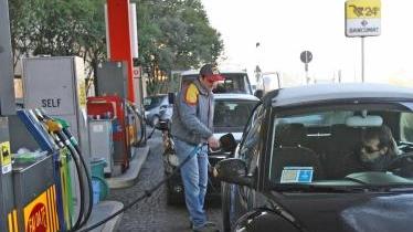 Il pieno all’auto pesa sempre molto sulle spese familiari