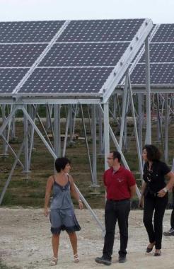 In alto, da sinistra un parco fotovoltaico e i sindaci Benedetti e Tinti 
