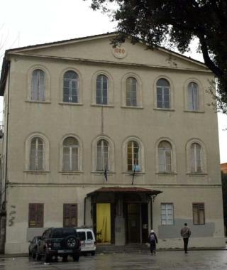 A fianco le scuole Carducci che oggi resteranno chiuse, a destra le De Amicis dove invece le lezioni saranno regolari
