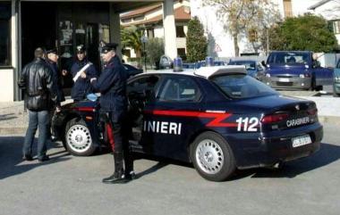 Picchia i genitori mentre è ai domiciliari
