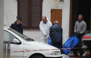 Il cadavere di Azzarri portato via dai carabinieri 