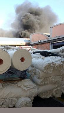Le difficili operazioni di spegnimento dellincendio in via Di Vittorio 