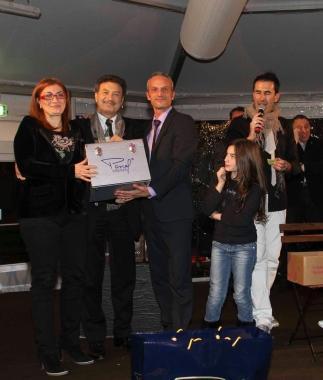 Una delle premiazioni che hanno caratterizzato la serata di beneficenza   