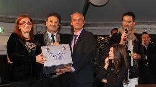 Una delle premiazioni che hanno caratterizzato la serata di beneficenza