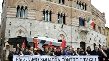 <b>FASCE E STRISCIONI </b>Foto di gruppo per i politici e gli amministratori che ieri hanno manifestato in piazza