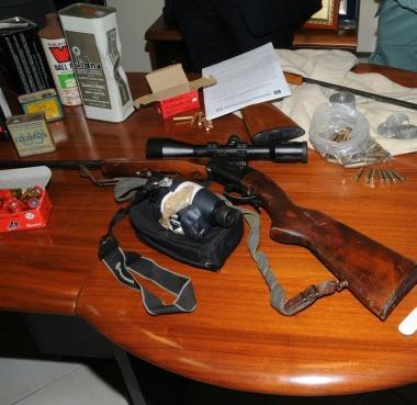 La polizia provinciale mostra il materiale sequestrato 
