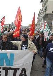 Gli operai della Eaton protestano a Firenze davanti al consolato degli Usa  