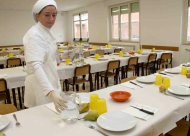 Una mensa scolastica: alla don Milani i genitori protestano 
