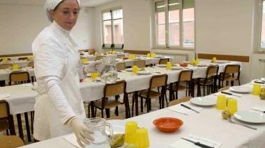 Una mensa scolastica: alla don Milani i genitori protestano