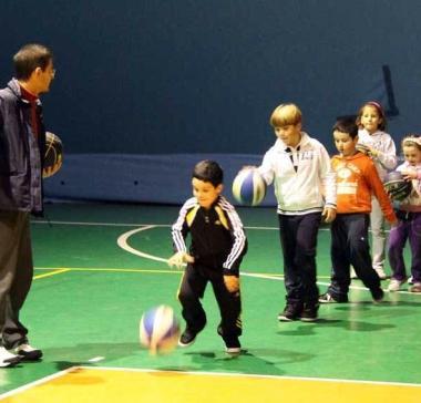 A sinistra lAsd in azione; a destra il PalaTenda: la struttura nellultima partita casalinga era gremita di tifosi, ora la dirigenza lancia lappello ai tifosi e agli appassionati 