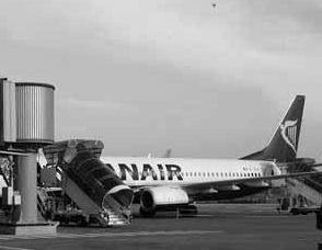 Un aereo della Ryanair fermo al Galilei 