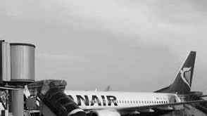 Un aereo della Ryanair fermo al Galilei