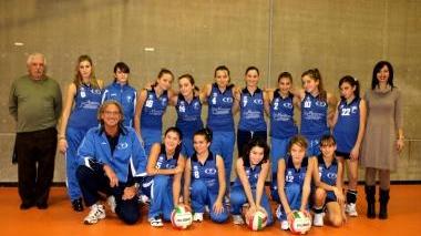 La formazione dell’under 14 del volley 6 Rose Rosignano