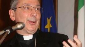 <b>IL VESCOVO ARCHITETTO.</b> A sinistra: ad una conferenza sugli anziani in Camera di Commercio. Sopra: a bordo di una motovedetta della Capitaneria