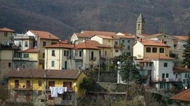 Il sindaco Paolo Grassi e uno scorcio di Fivizzano
