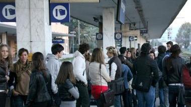 <strong>DISAGI.</strong> Pendolari alla stazione ferroviaria