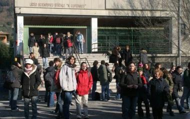 Gli studenti del liceo Copernico alluscita della scuola 