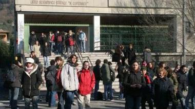Gli studenti del liceo Copernico all’uscita della scuola