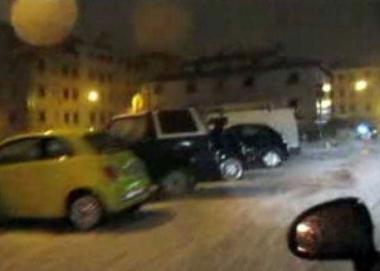 A sinistra, un fermo immagine del video della grandinata di ieri mattina; sopra, Giampiero Maracchi, a destra, la grandine caduta il 23 novembre scorso 