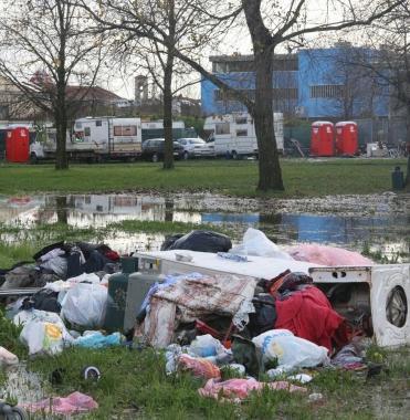 In alto Djulia Ahmetovic sopra rifiuti