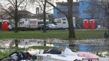 In alto Djulia Ahmetovic sopra rifiuti