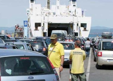 Francesco Bosi e auto all’imbarco di un traghetto Toremar